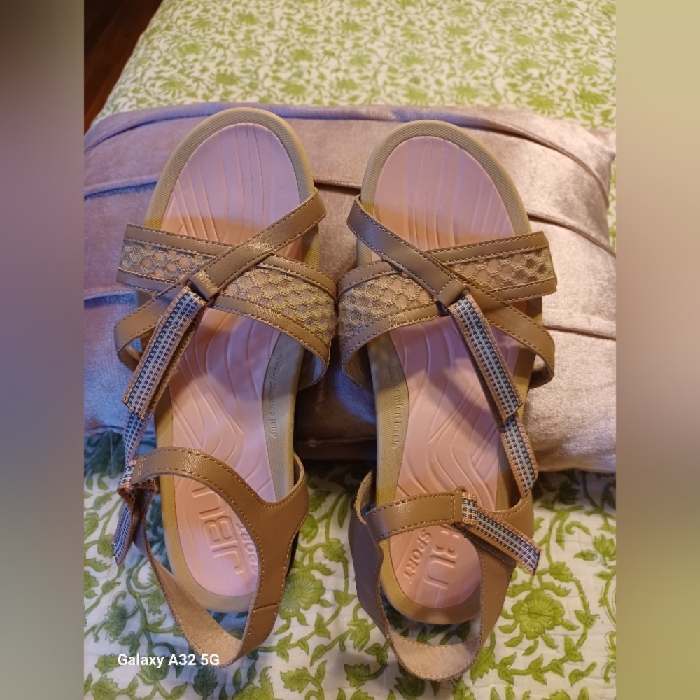 JBU Women's Tan Sandals